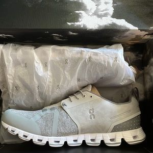 Never Worn On Running Mens 11.5 Grey/Silver Cloud Terry w/terrycloth tongue!